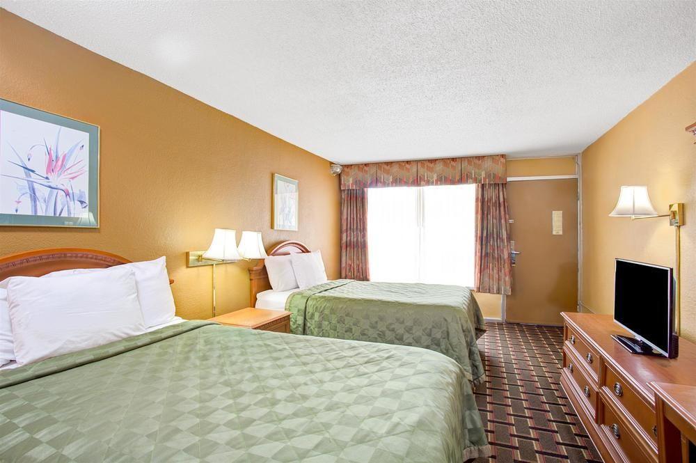 Days Inn & Suites By Wyndham Charleston Airport West Βόρειο Τσάρλεστον Εξωτερικό φωτογραφία