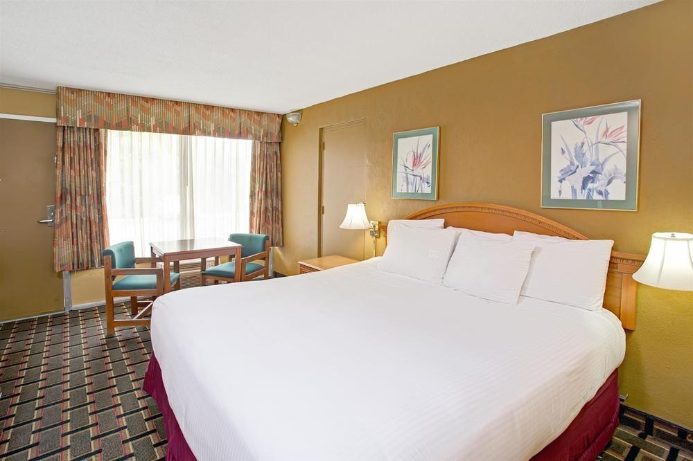 Days Inn & Suites By Wyndham Charleston Airport West Βόρειο Τσάρλεστον Εξωτερικό φωτογραφία